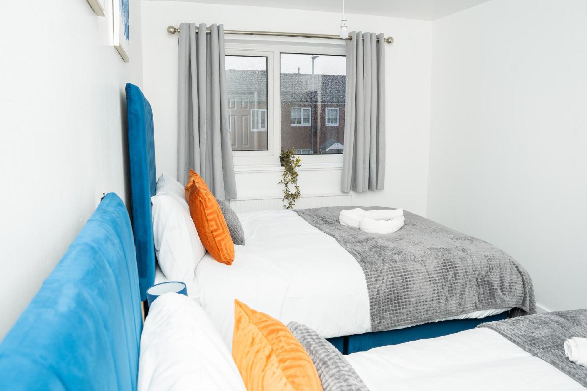 Stylish 3 Bed House With Free Parking Villa Лийдс Екстериор снимка